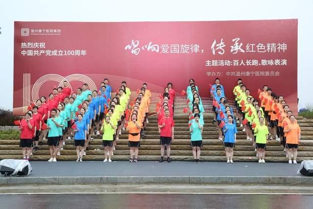 李沁在机场被路人抓拍，口罩把整张脸都遮住，但身材还是“露馅”了